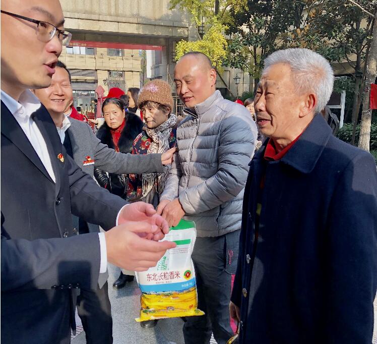 暖冬行动 助力“三方共建”——物管公司团总支联合踏水社区及业委会开展义务服务业主活动
