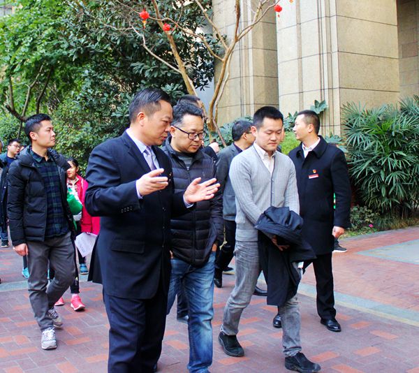 成都市成华区社治委主任陈庆睿带队考察调研玛塞城小区