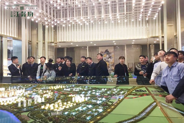 南昌铁路局福州动车段工会组织职工到房地产福州公司中铁城·江督府、禧第项目开展观摩学习交流
