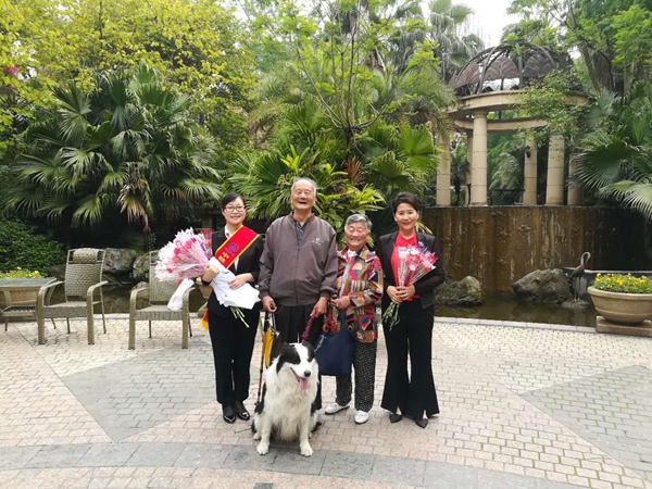 公司物管公司各单位组织“感恩母亲节 鲜花献母亲”主题活动