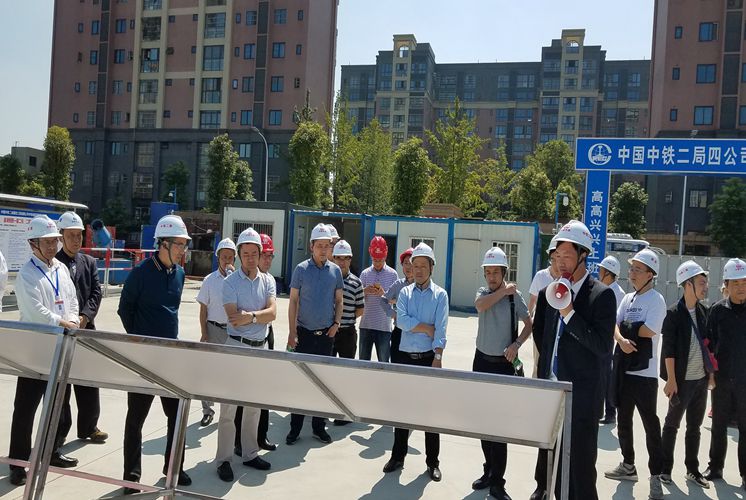 公司组织各开发单位与施工单位到温江项目参观学习