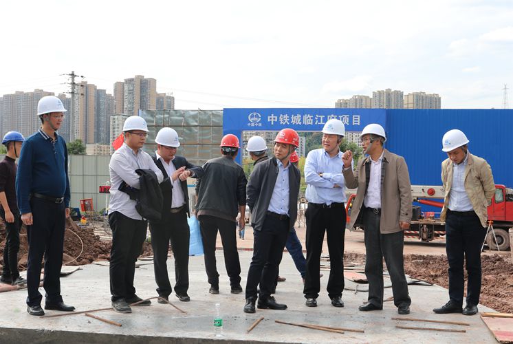 公司副总经理陈长春到达州公司指导中铁城临江府项目开发工作