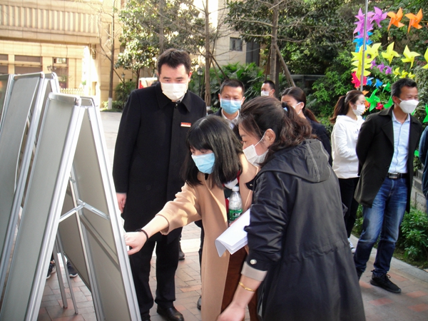 成都市委组织部组织二处副处长徐雪调研玛塞城 “红色物业”小区