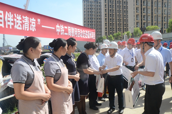 中铁二局工会副主席刘洪为福州项目送清凉